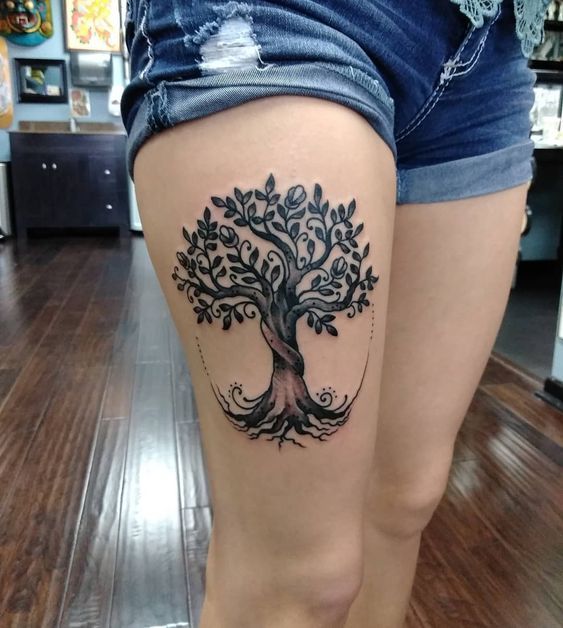 Tatouage Arbre De Vie En Noir Et Gris Sur La Cuisse