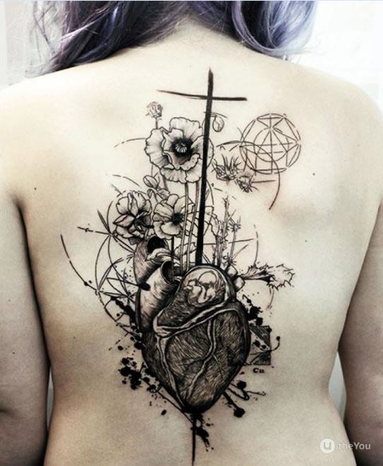 Tatouage Coeur Et Fleurs Sur Le Dos
