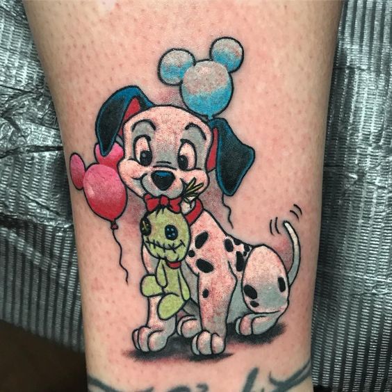 Tatouage Dalmatien Et Poupée Sur La Jambe