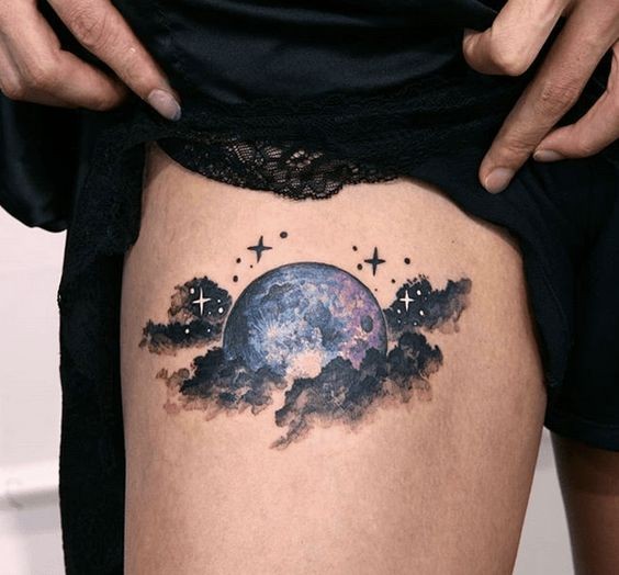 Tatouage Pleine Lune Colorée, étoiles Et Nuages Sur La Cuisse
