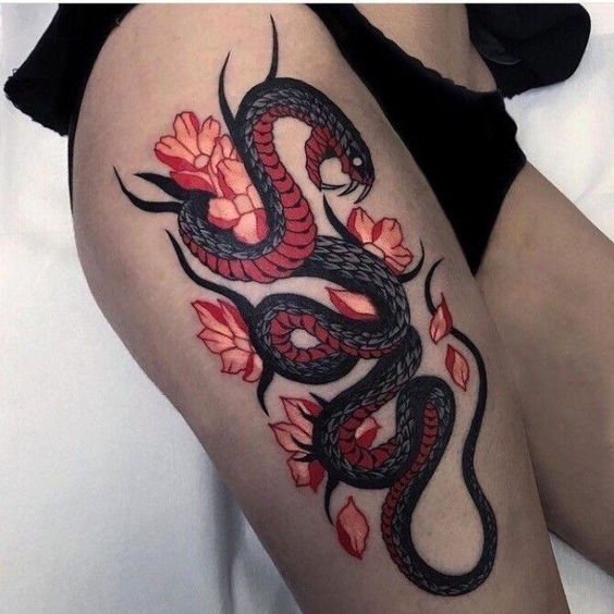 Tatouage Serpent Et Fleurs Rouges Sur La Cuisse