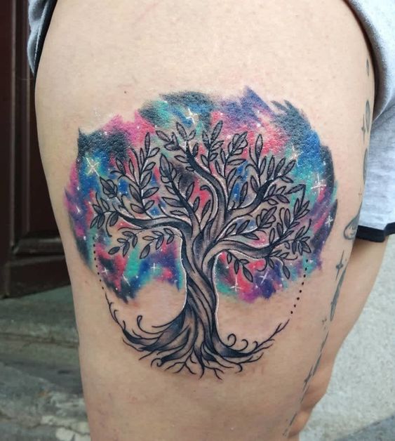 Tatouage Arbre De Vie Et Ciel Multicolore Sur La Cuisse