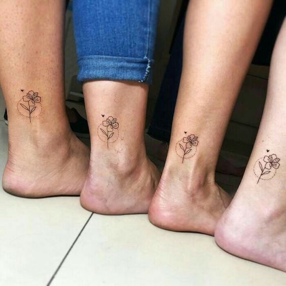 Tatouage Fleur Et Coeur Discret Sur Le Pied