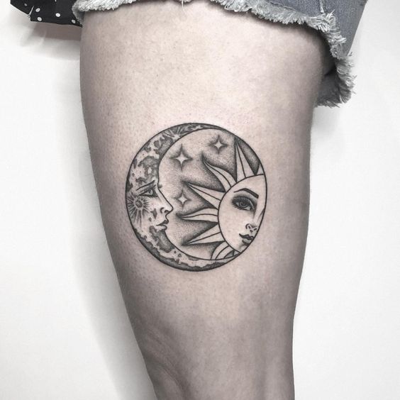 Tatouage Lune, Soleil Et étoiles Sur La Cuisse