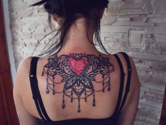 Tatouage Ornement Avec Coeur En Rubis Sur Le Dos