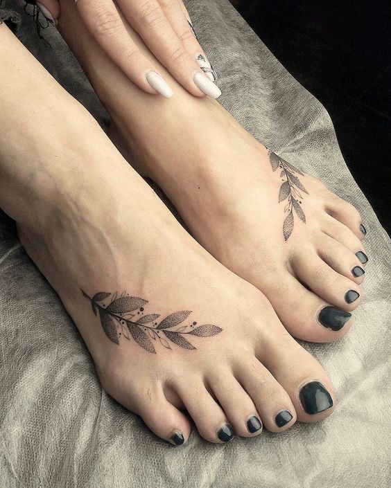 Tatouage Pied Avec Des Feuilles