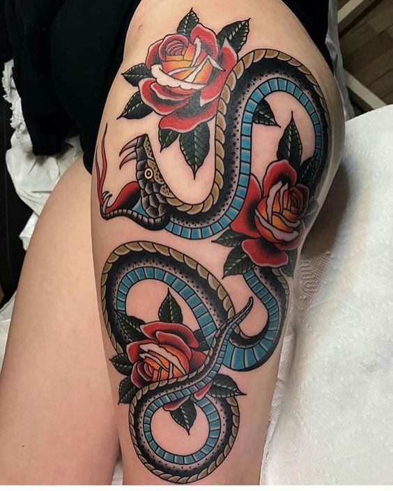 Tatouage Serpent Et Fleurs Old School Sur La Cuisse