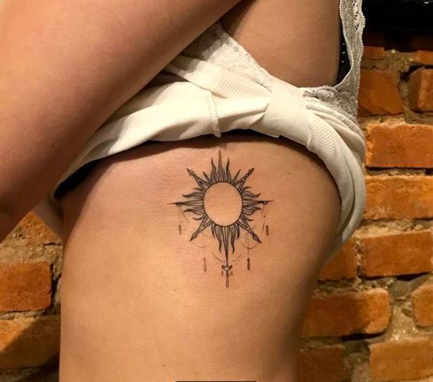 Tatouage Soleil Ornemental Sur Les Côtes