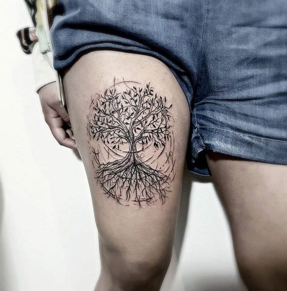 Tatouage Arbre De Vie à L'encre Noir Et Ligne Fine Sur La Cuisse