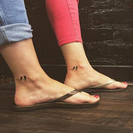 Tatouage Deux Oiseaux Noirs Sur Le Pied