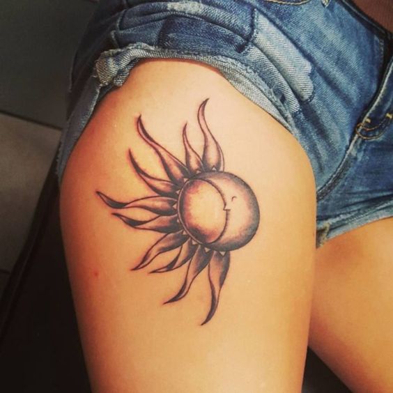 Tatouage Lune Et Demi Soleil Sur La Cuisse