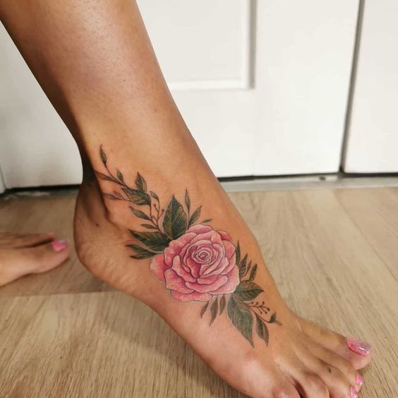Tatouage Pied Avec Rose Colorée
