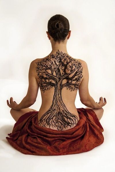 Tatouage Arbre De Vie Imposant à L'encre Noir Sur Le Dos
