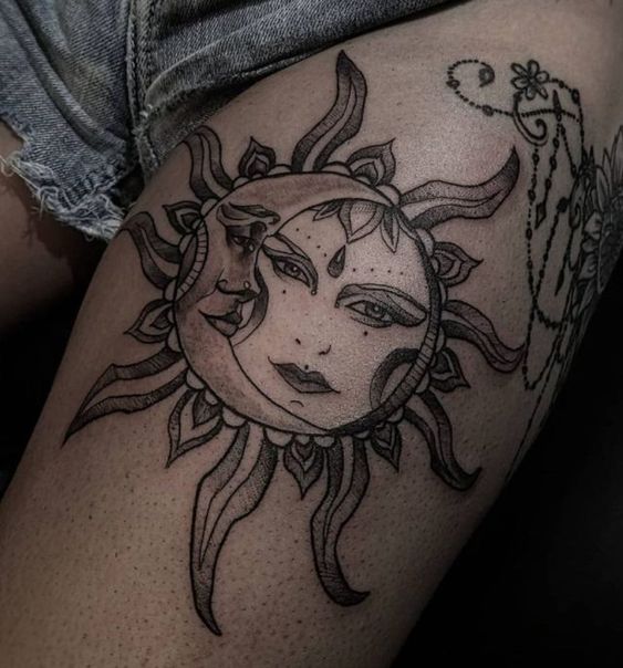 Tatouage Lune Et Soleil Avec Visages Sur La Cuisse