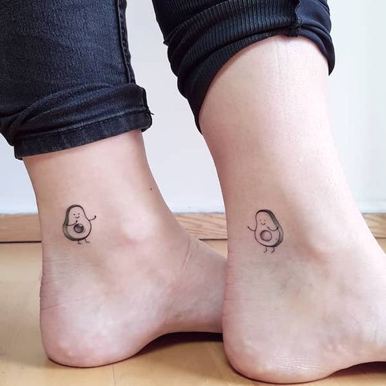 Tatouage Moitié D'avocat Sur Le Pied