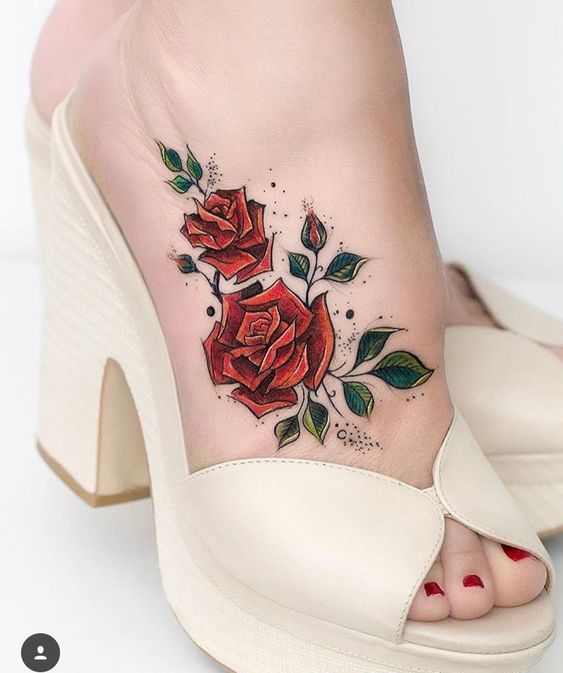 Tatouage Pied Avec Rose Rouge