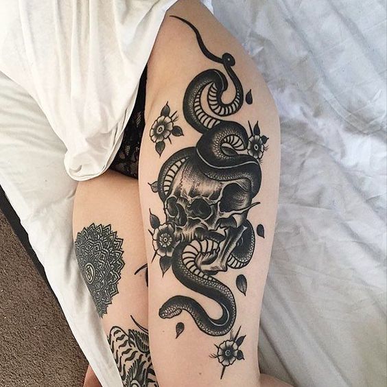 Tatouage Serpent, Crâne Et Fleurs Noirs Sur La Cuisse