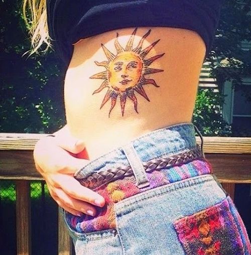 Tatouage Soleil Jaune Sur Les Côtes