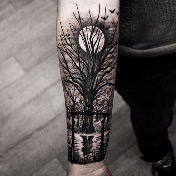 Tatouage Arbre De Vie Et Pleine Lune Sur L'avant Bras