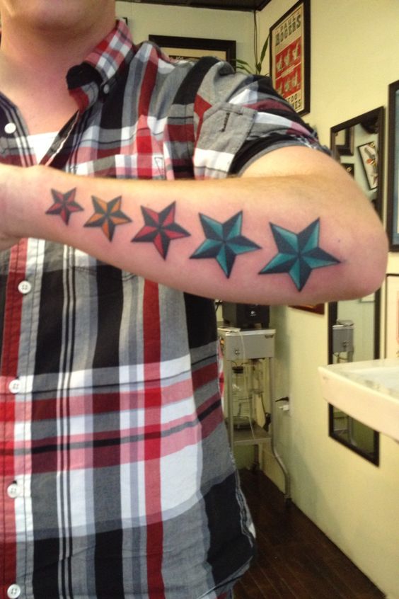 Tatouage étoiles Colorées Sur L'avant Bras