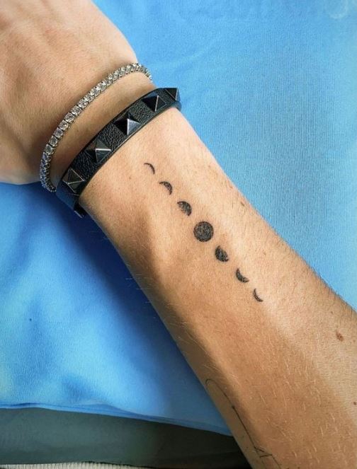 Tatouage Phases De La Lune Discret Sur L'avant Bras