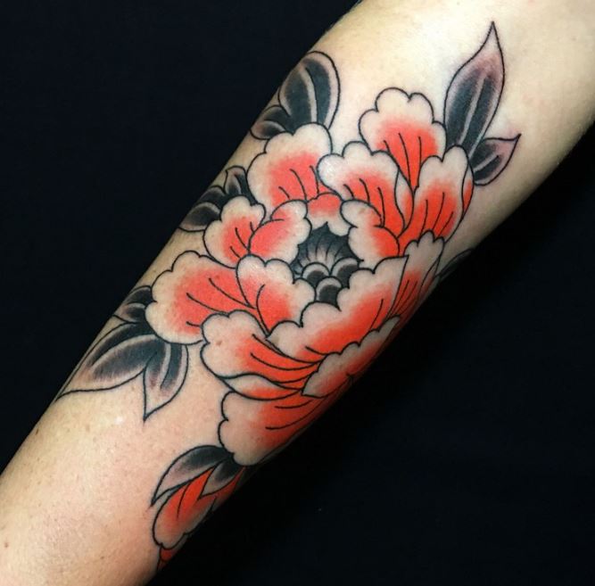 Tatouage Pivoine Old School Sur L'avant Bras