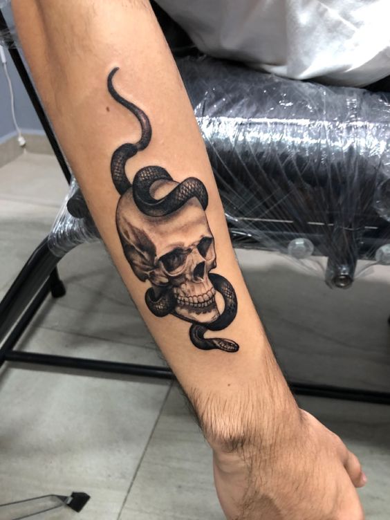 Tatouage Serpent Et Crâne Sur L'avant Bras