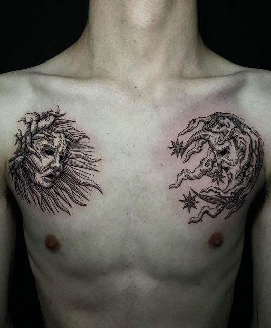 Tatouage Soleil Et Lune Avec Vieux Visages Sur Le Torse