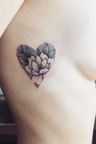Tatouage Coeur Et Fleurs Sur Les Côtes