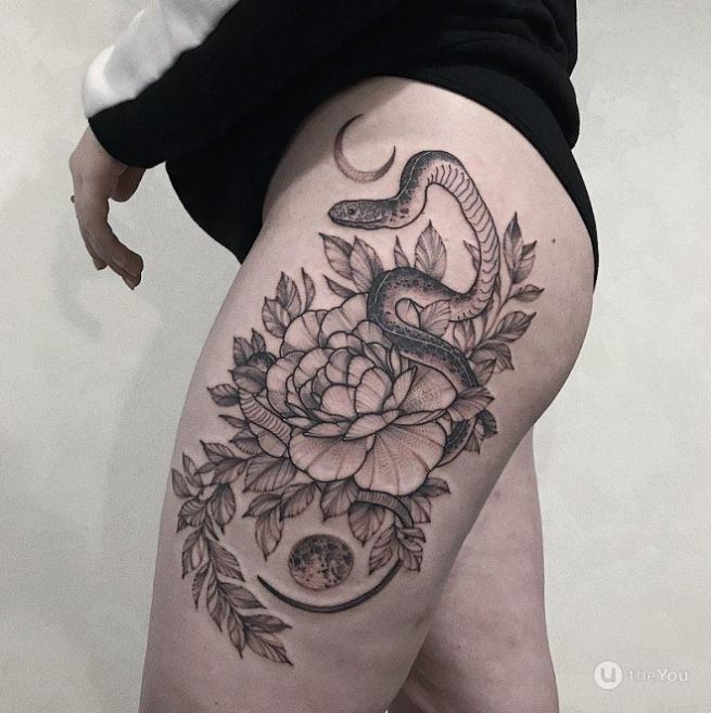 Tatouage Serpent, Fleurs Et Lune Sur La Cuisse