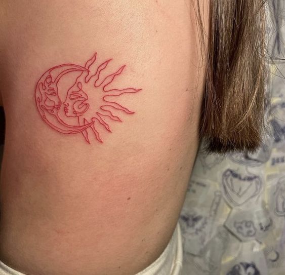 Tatouage Soleil Et Lune à L'encre Rouge Sur Les Côtes