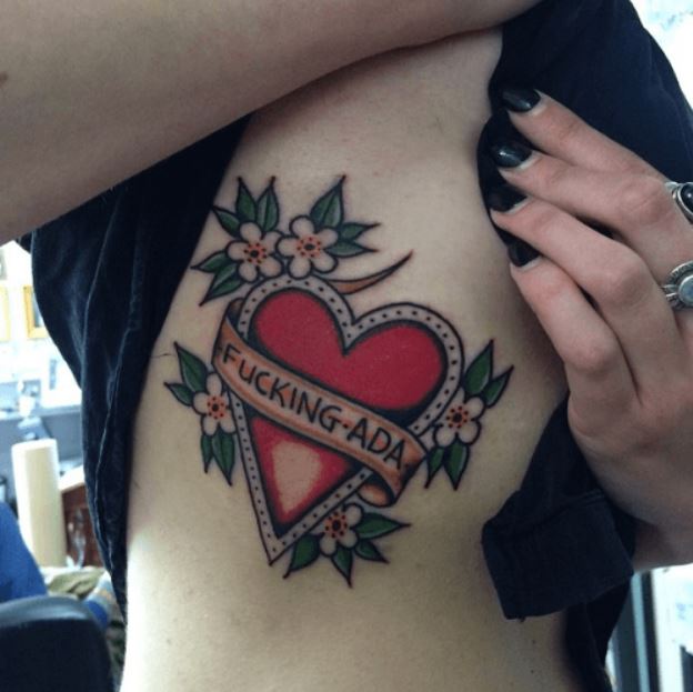 Tatouage Coeur Old School Rouge Sur Les Côtes