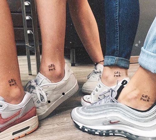 Tatouage Girl Power Sur Le Pied