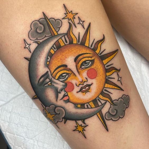 Tatouage Lune Grise Et Soleil Jaune Sur La Cuisse