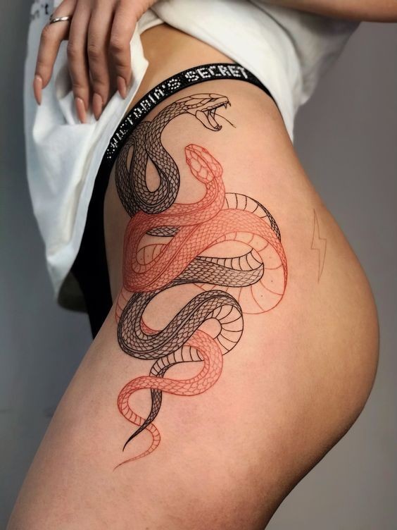 Tatouage Serpents Rouge Et Noir Sur La Hanche