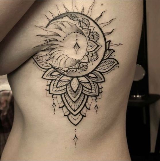 Tatouage Soleil, Lune Et Mandala Sur Les Côtes