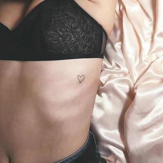 Tatouage Coeur Discret Sur Les Côtes