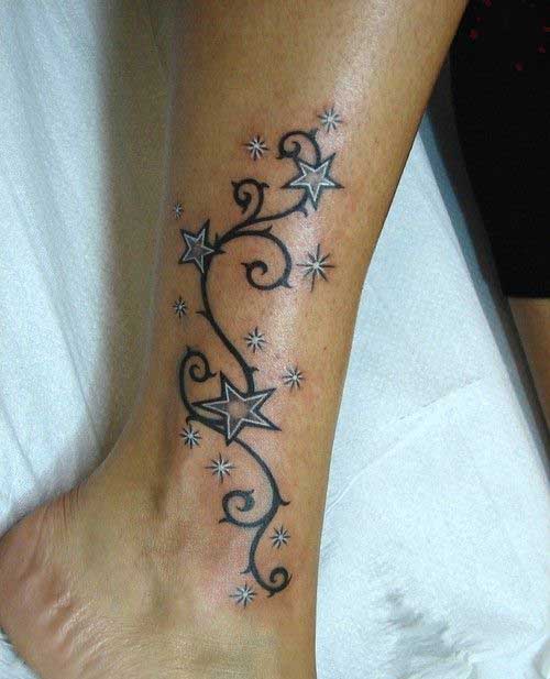 Tatouage étoiles à L'encre Noire Et Blanche Sur La Jambe