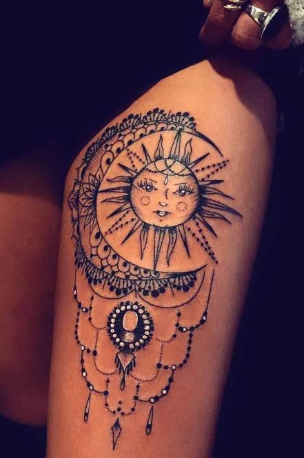 Tatouage Lune Et Soleil Ornementaux Sur La Cuisse