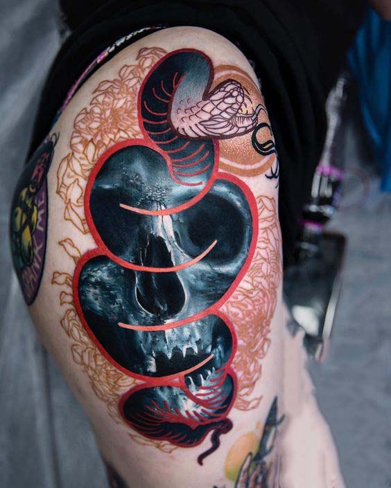 Tatouage Serpent Et Crâne Colorés Sur La Hanche