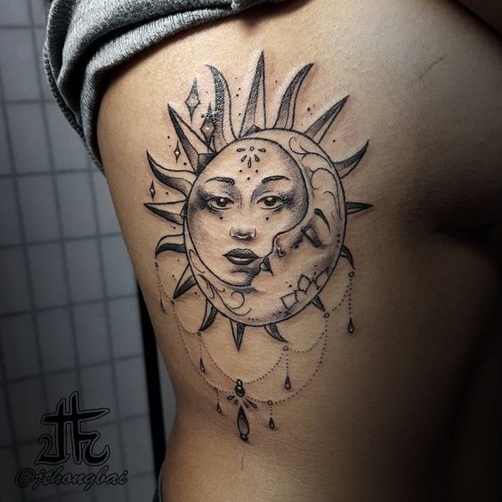 Tatouage Soleil Et Lune Ornementaux Sur Les Côtes