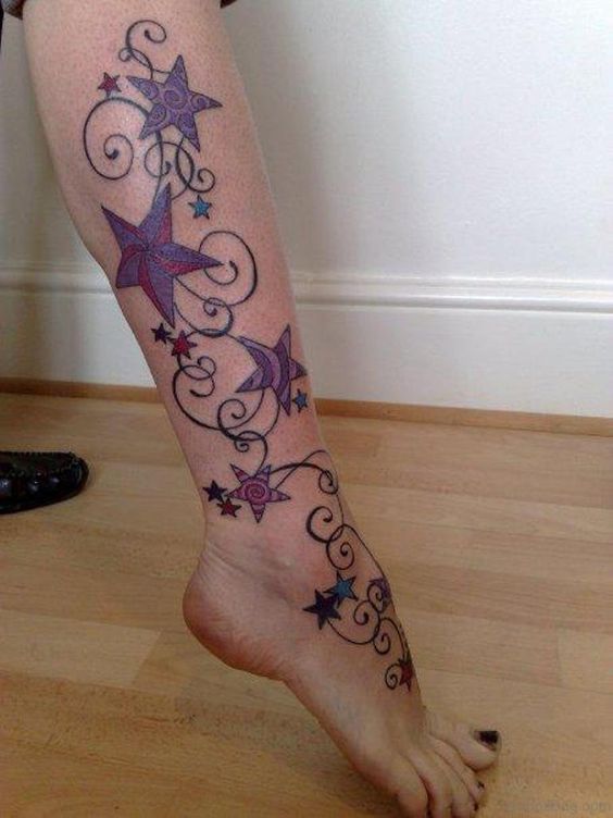 Tatouage étoiles Violettes Sur La Jambe