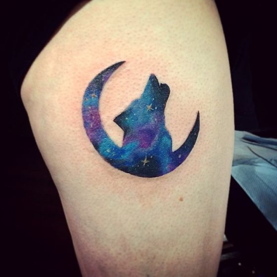 Tatouage Lune Et Loup Colorés Sur La Cuisse