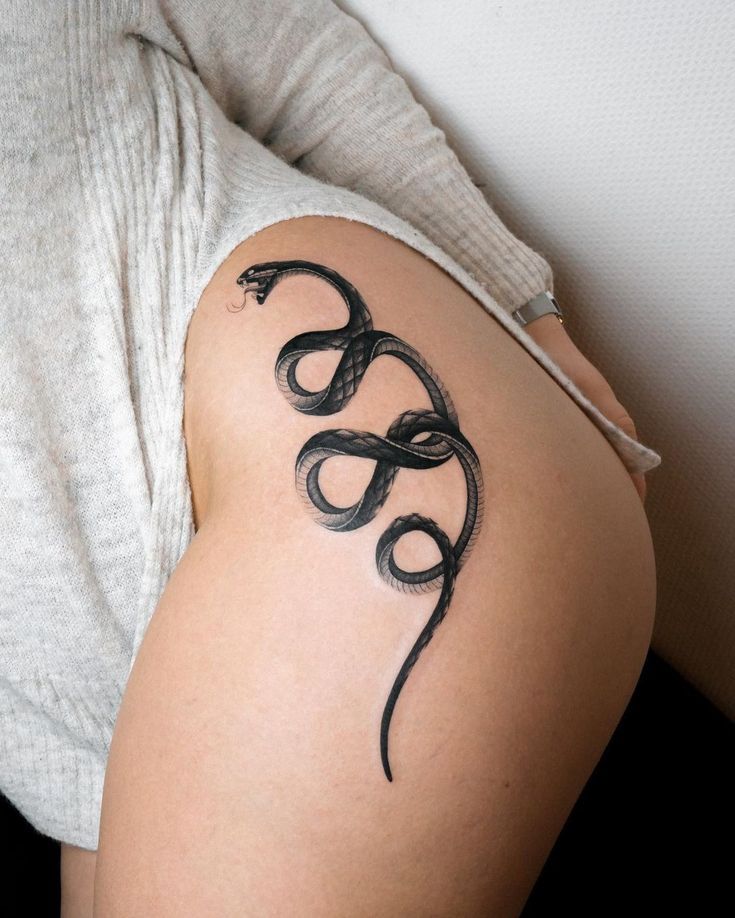 Tatouage Serpent Noir Sur La Hanche