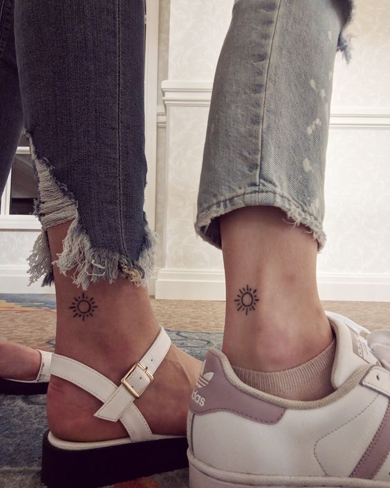 Tatouage Soleil Discret Sur Le Pied