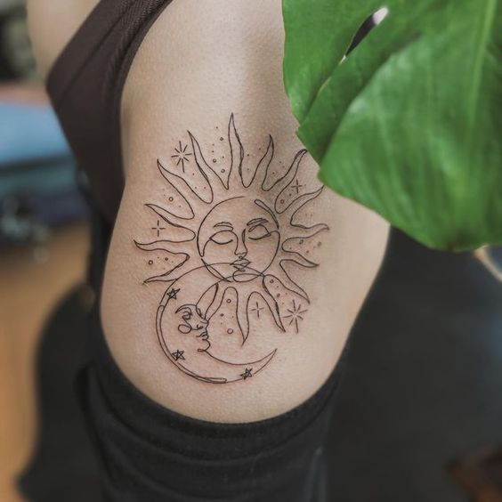 Tatouage Soleil, Lune Et étoiles Minimalistes Sur La Cuisse