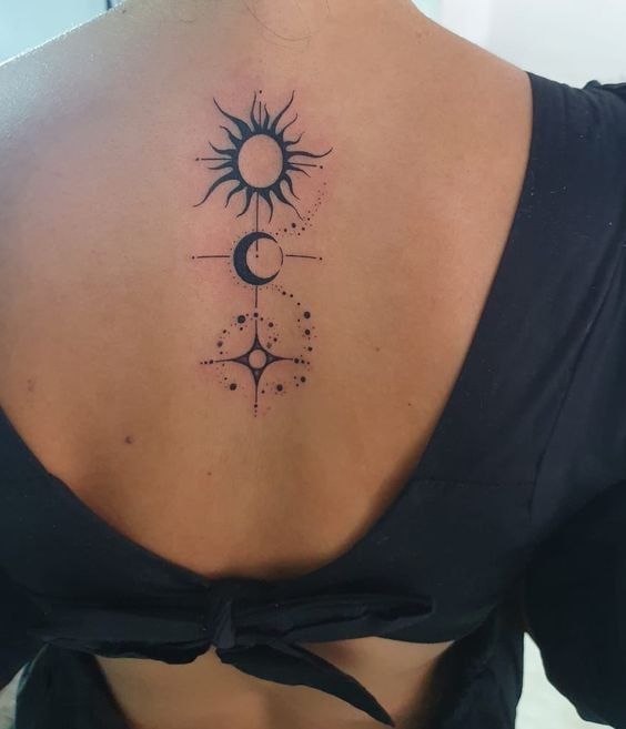 Tatouage Lune, Soleil Et étoiles Sur Le Dos