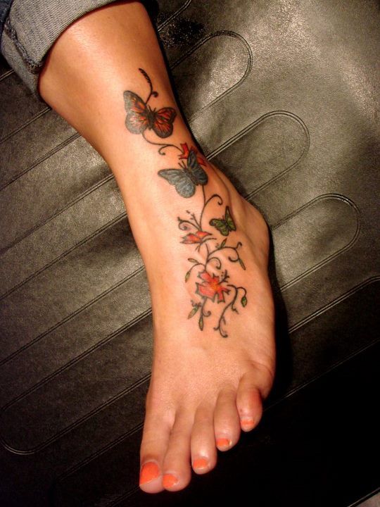 Tatouage Pied Avec Papillons Et Fleurs Arabesques