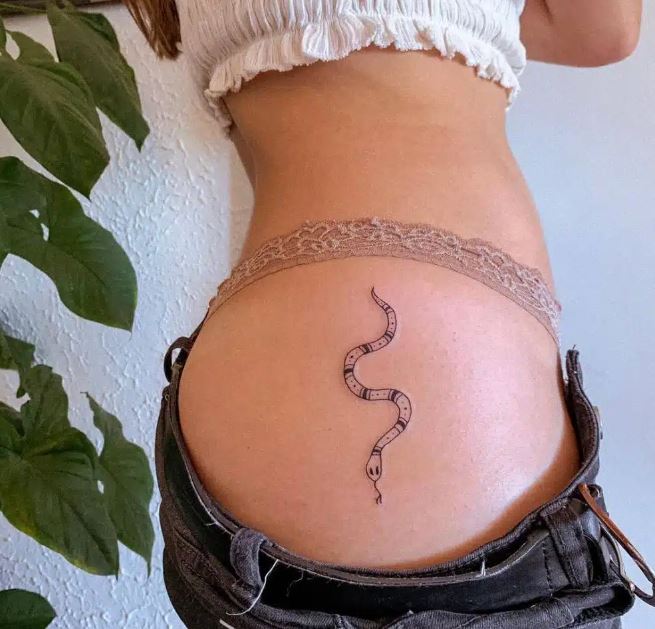 Tatouage Serpent Discret Sur La Hanche