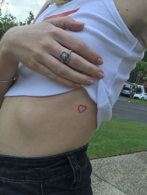 Tatouage Coeur Discret à L'encre Rouge Sur Les Cotes